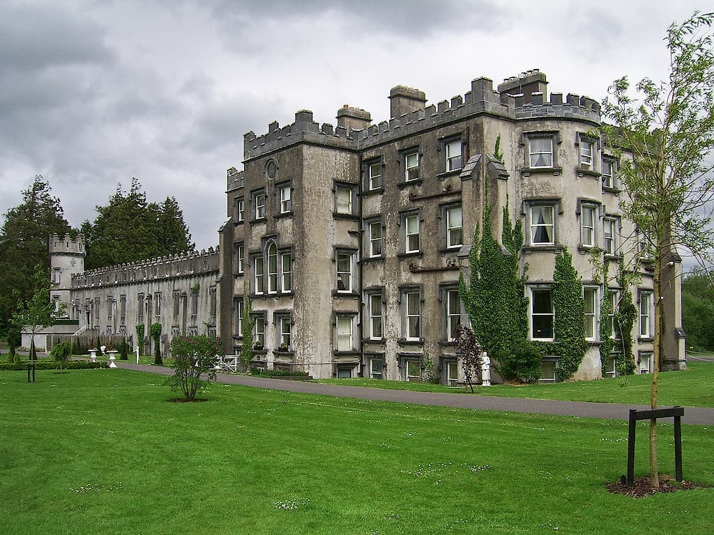 Photo: Garry Dickinson, CC BY-SA 2.0 Ballyseede Castle and its lawns