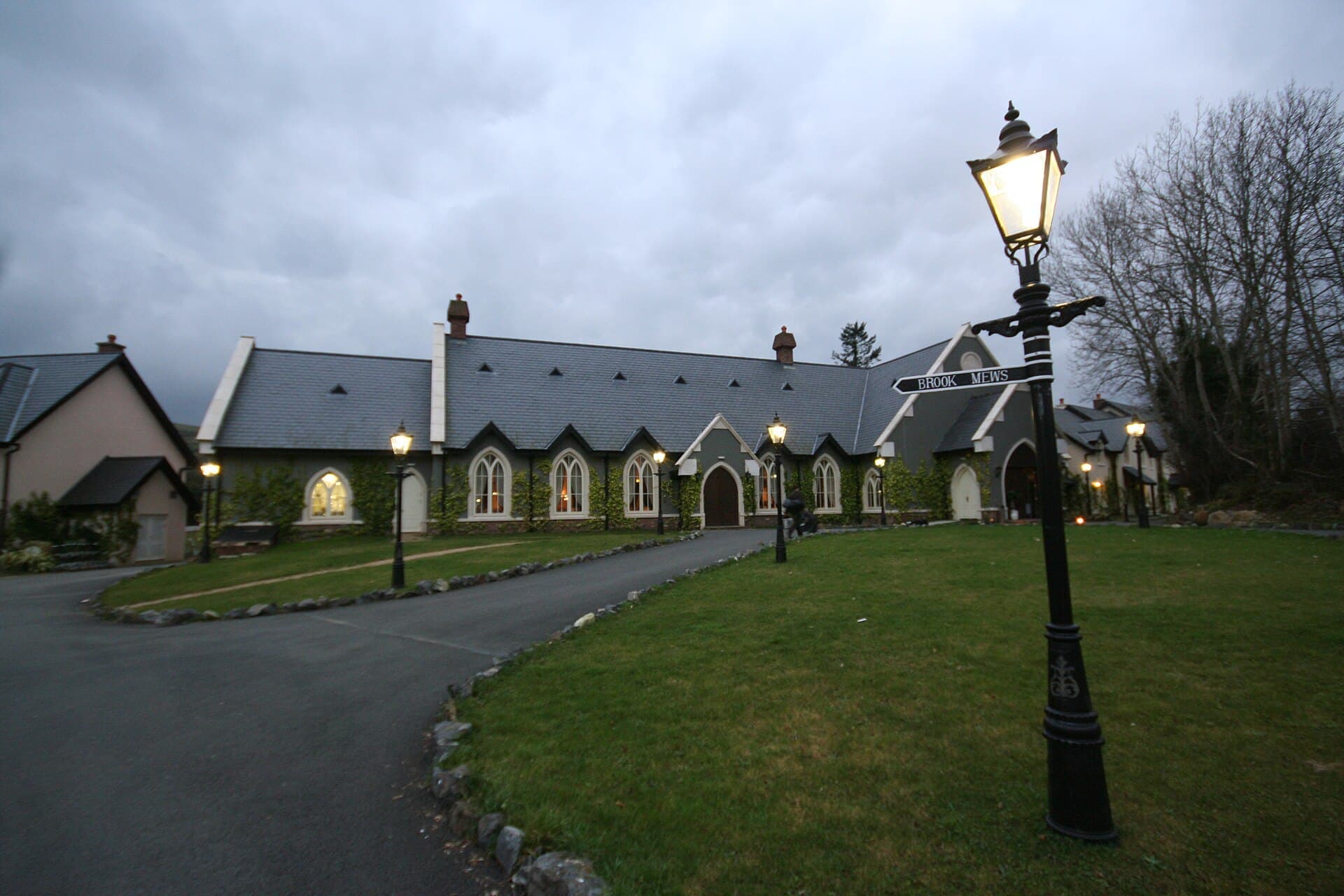 Photo: Alan James, CC BY-SA 2.0 The BrookLodge at Macreddin Village at dusk