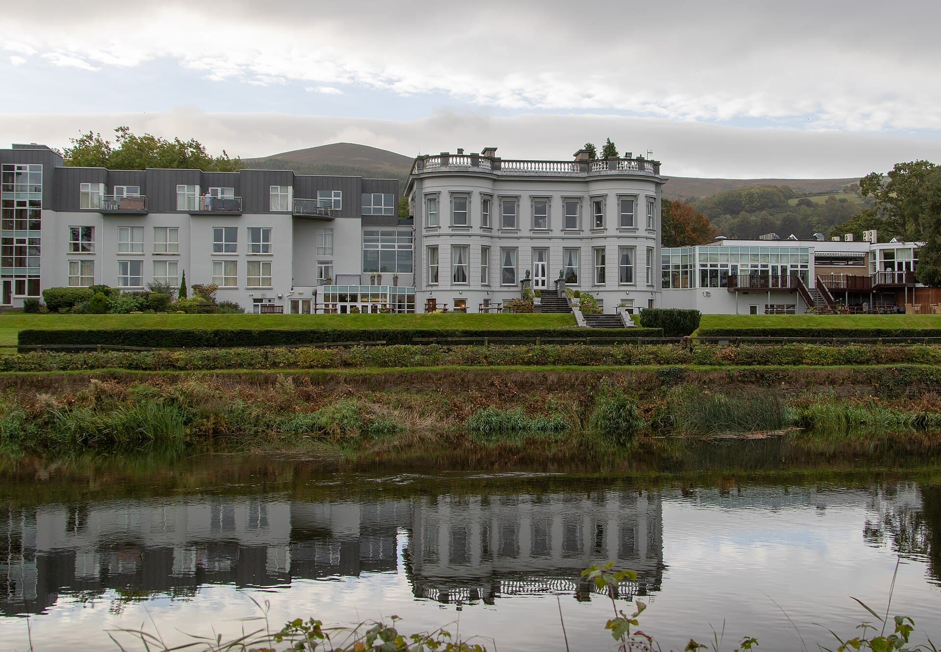 Photo: Wikidee123, CC BY-SA 4.0 Hotel Minella seen across the River Suir in Clonmel