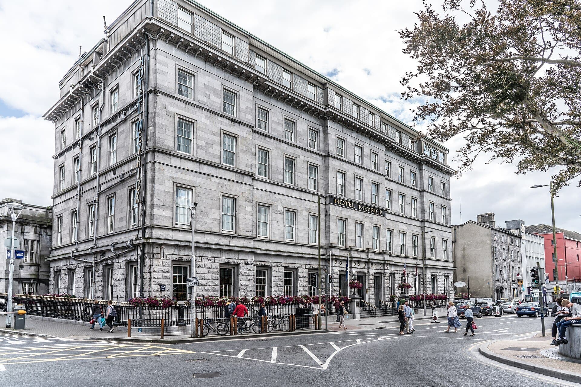 Photo: William Murphy, CC BY-SA 2.0 The Hardiman building on Eyre Square, photographed when it was the Hotel Meyrick