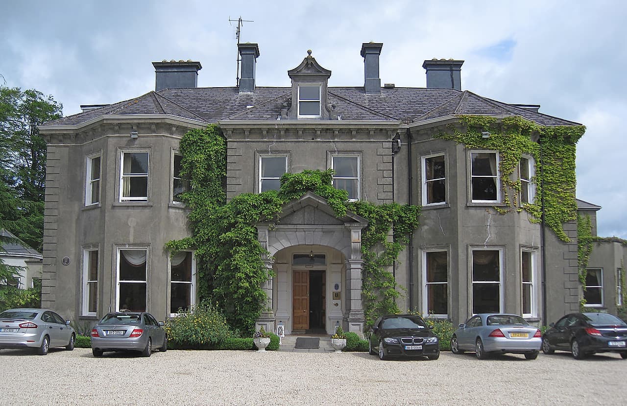 Photo: David Lippincott for Chassis Plans, CC BY 3.0 Front of Tinakilly House