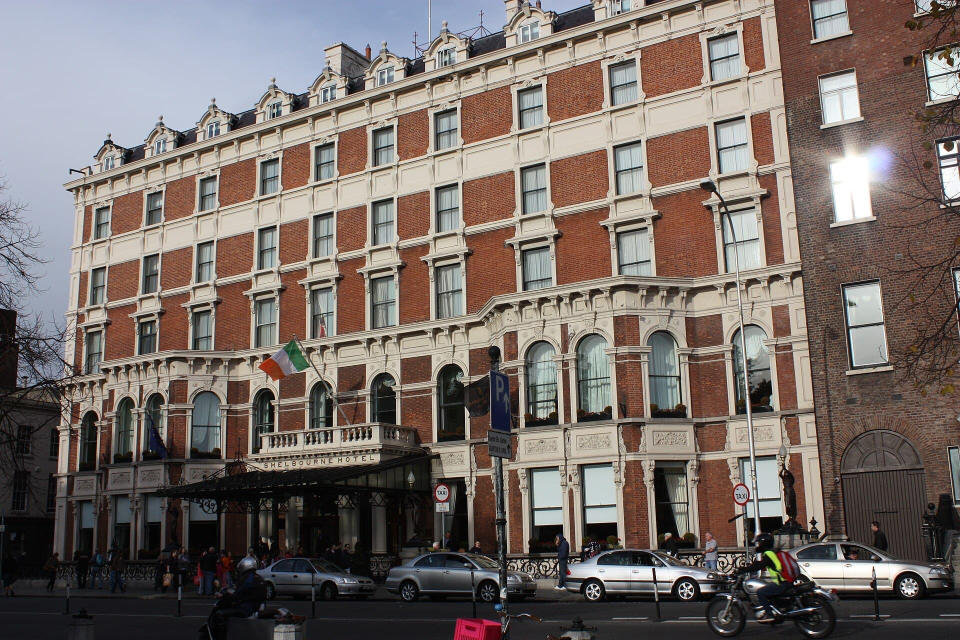 Photo: Ardfern, CC BY-SA 3.0 The Shelbourne Hotel facade on St Stephen's Green